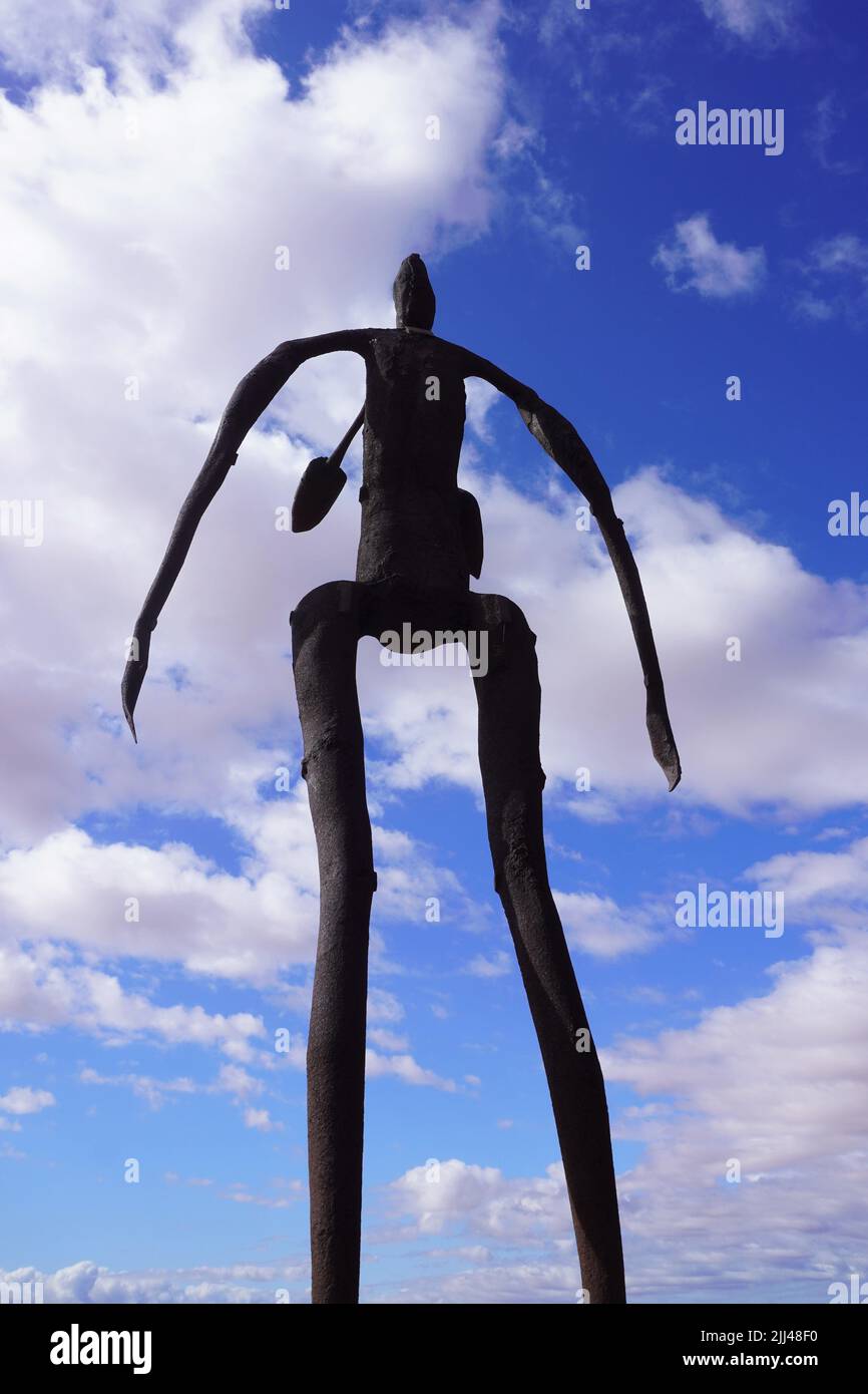 Antony Gormley Skulptur am Lake Ballard gegen den blauen Himmel Stockfoto