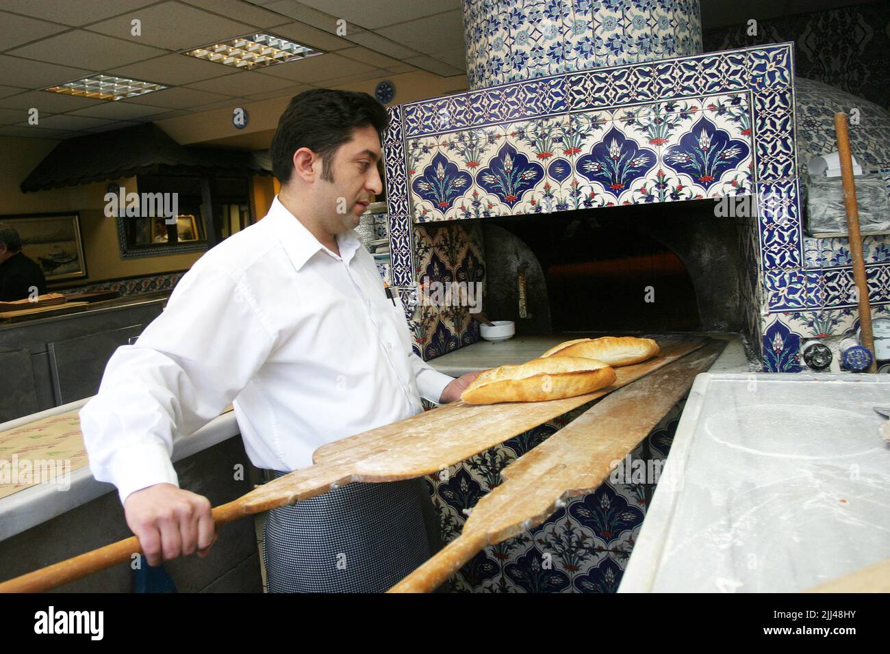 ISTANBUL, TÜRKEI - 14. MAI: Ein Bäcker, der am 14. Mai 2016 in Istanbul, Türkei, türkisches Brot macht. Stockfoto