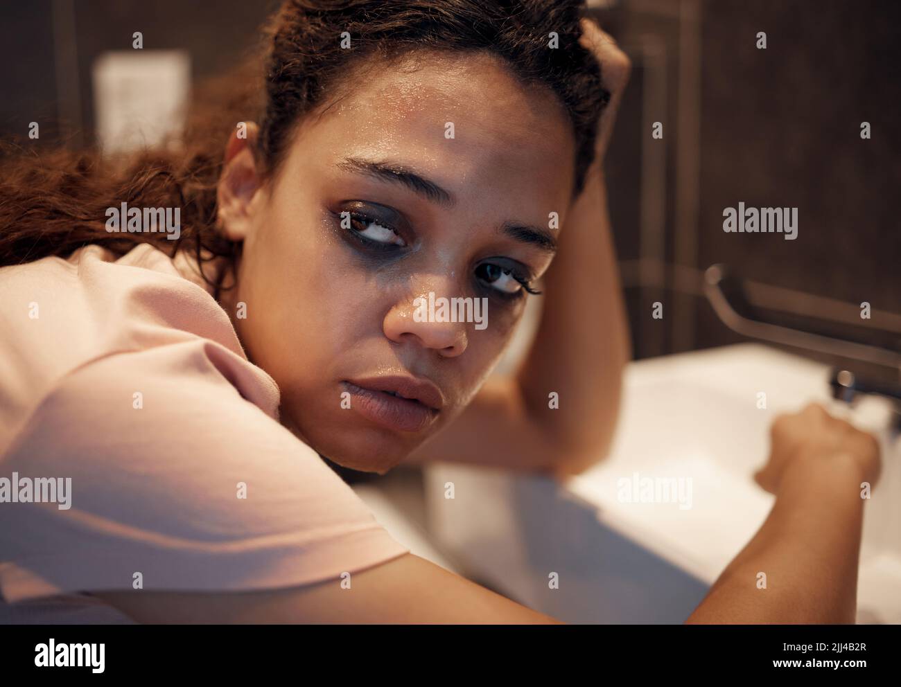 Sehen Sie sich selbst sterben jeden Tag. Eine junge Frau erleben innere Unruhen im Bad zu Hause. Stockfoto