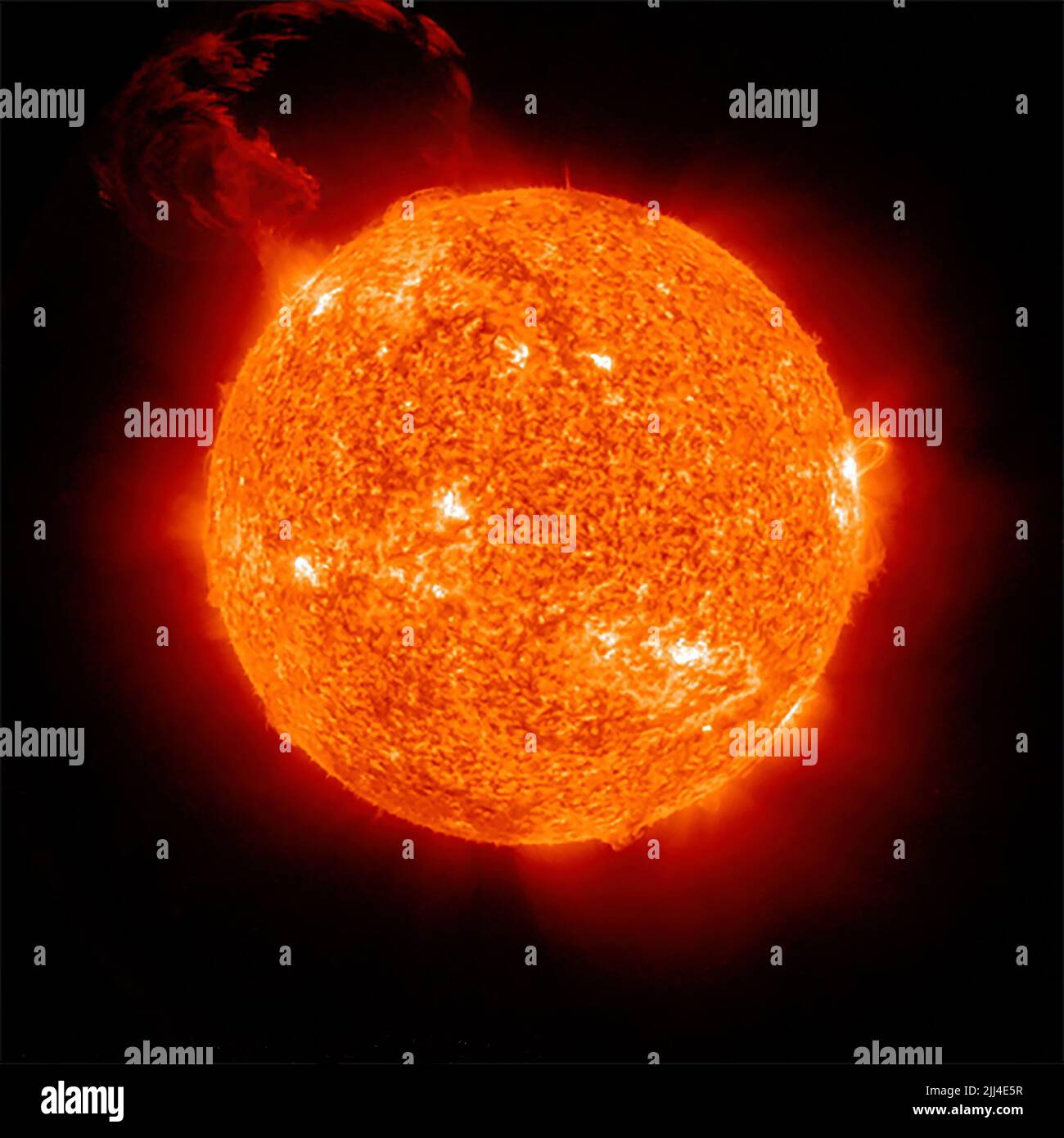 Massive Sonneneinstrahlung, die am 22. Februar 2022 von einem Solar Ultraviolet Imager (SUVI) aufgezeichnet wurde. Stockfoto