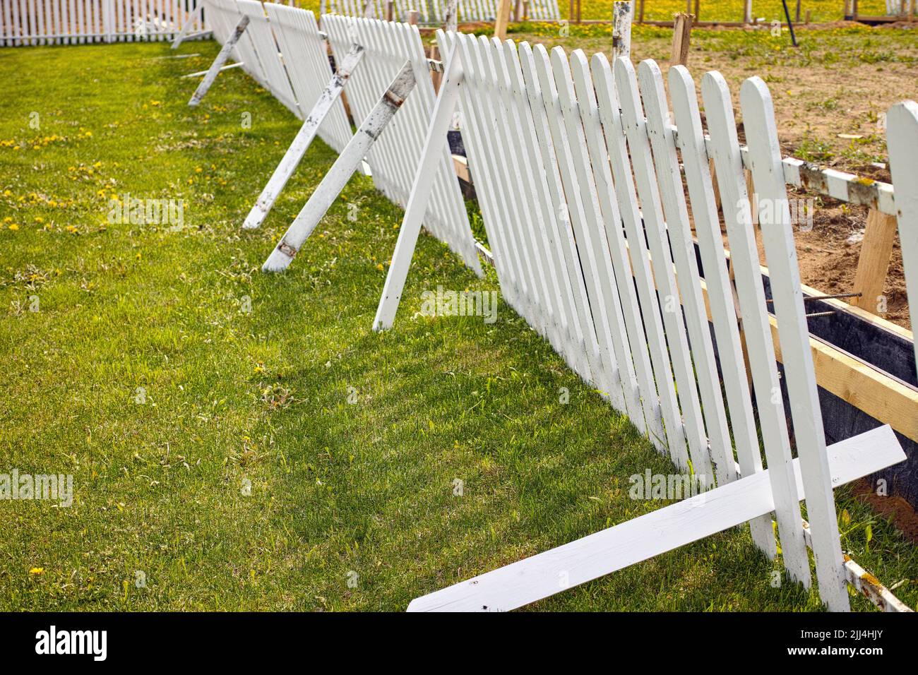 Brandneues weißes Holz aus Zaun, Konzept der Nachbarschaft, sonnig tagsüber geschossen Stockfoto