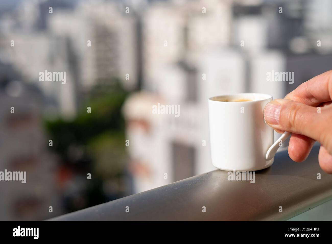 Stadtbild und guten Morgen mit Espresso-Tasse in der Hand Stockfoto