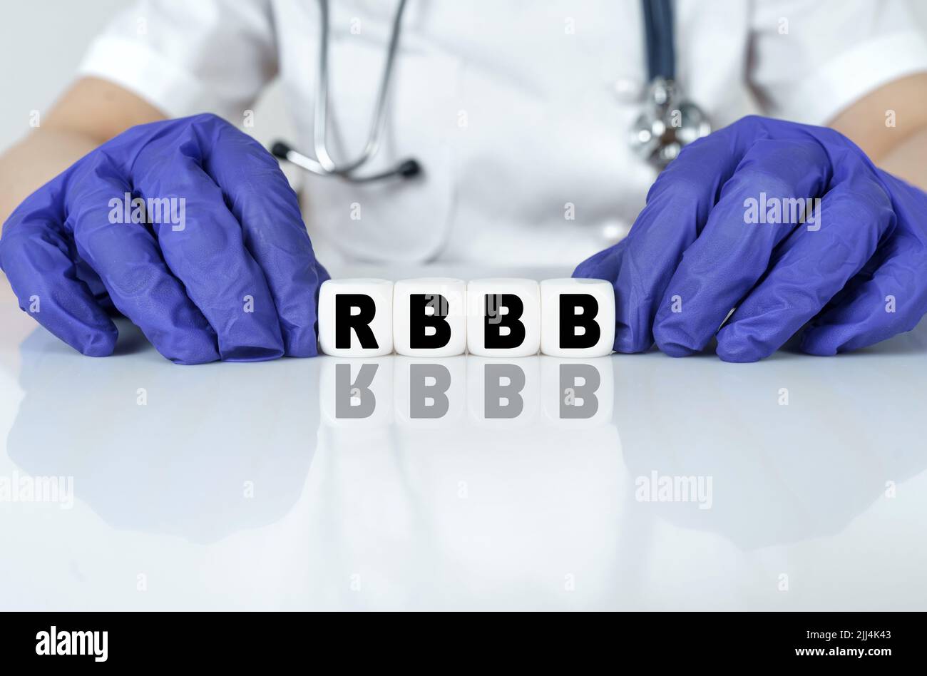 Medizin und Gesundheitskonzept. Der Arzt hat ein Wort aus Cubes RBBB zusammengestellt. Rechtsbündel Abzweigblock Stockfoto