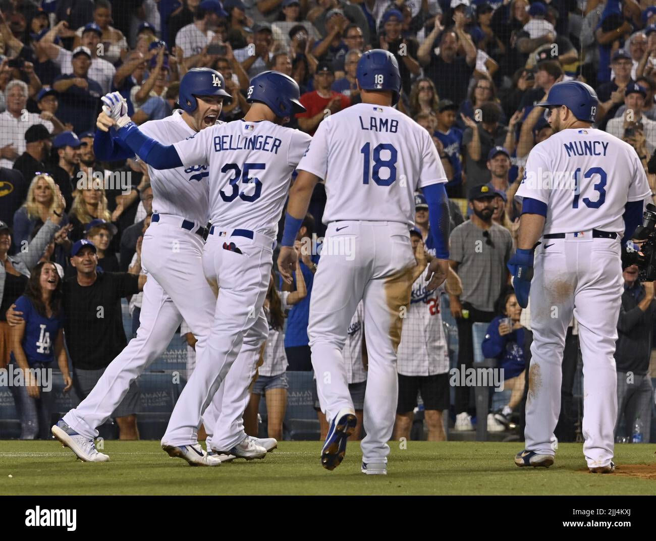 Los Angeles, USA. 23.. Juli 2022. Los Angeles Dodgers Cody Bellinger (35) feiert mit seinen Teamkollegen Freddie Freeman, Jake Lamb und Max Muncy (L-R), nachdem er seinen siebten Karriere-Grand-Slam im rechten Feld-Foul-Pole gegen die San Francisco Giants während des neunten Innings im Dodger Stadium in Los Angeles am Freitag, den 22. Juli 2022, eingehängt hatte. Die Dodgers besiegten die Giganten 5-1. Foto von Jim Ruymen/UPI Credit: UPI/Alamy Live News Stockfoto