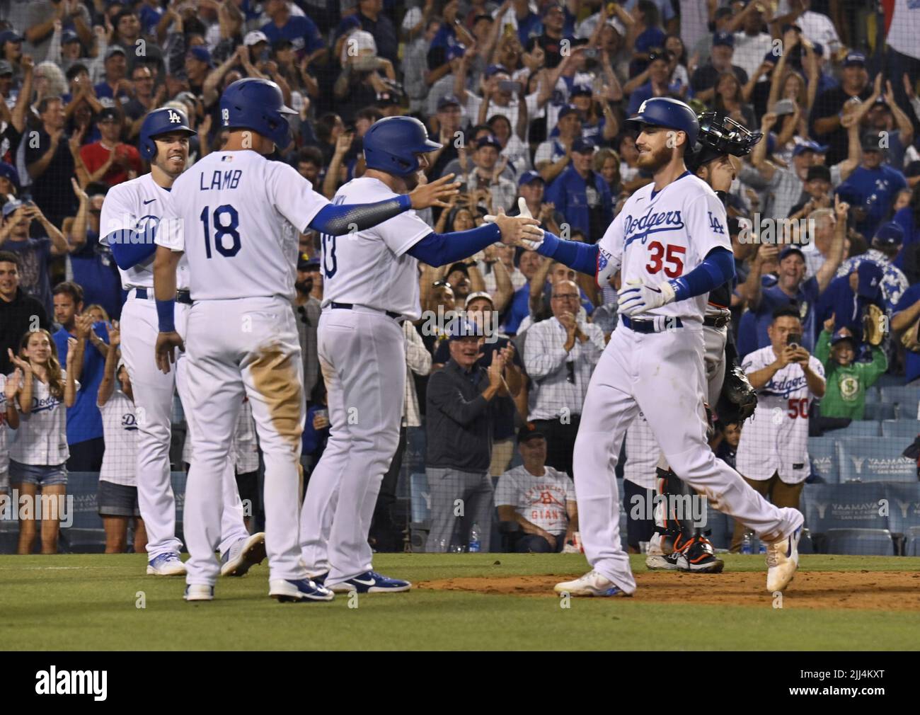 Los Angeles, USA. 23.. Juli 2022. Los Angeles Dodgers Cody Bellinger (35) feiert mit seinen Teamkollegen Freddie Freeman, Jake Lamb und Max Muncy (L-R), nachdem er seinen siebten Karriere-Grand-Slam im rechten Feld-Foul-Pole gegen die San Francisco Giants während des neunten Innings im Dodger Stadium in Los Angeles am Freitag, den 22. Juli 2022, eingehängt hatte. Die Dodgers besiegten die Giganten 5-1. Foto von Jim Ruymen/UPI Credit: UPI/Alamy Live News Stockfoto