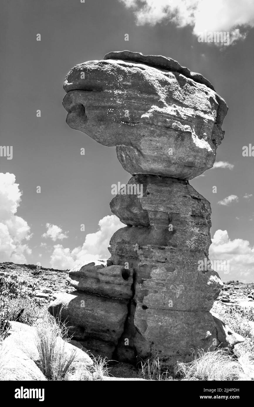 Eine hohe imposante Felssäule, in den Magaliesberg Bergen in Südafrika, in Schwarz und Weiß Stockfoto