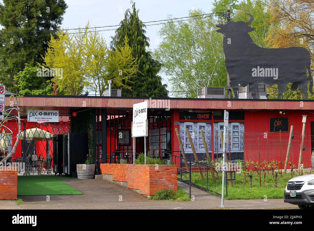 Pix Patisserie, Pix-o-matic, 2225 E Burnside St, Portland Schaufensterfoto einer Bäckerei mit einem Osborne-Stier auf dem Gebäude, Oregon. Stockfoto