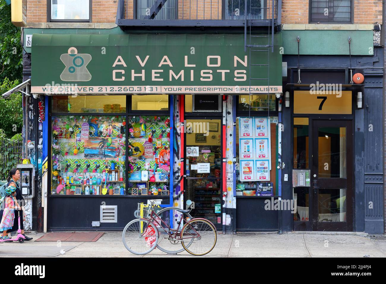 Avalon Chemists, 7 2. Ave, New York, NY. Außenlager einer Apotheke in Manhattans Lower East Side-Viertel. Stockfoto