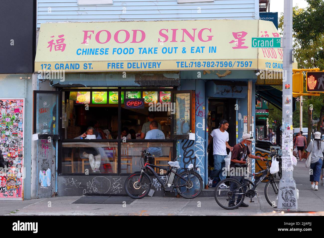 Food Sing, 172 Grand St, Brooklyn, NY. Außenfassade eines chinesischen Restaurants zum Mitnehmen im Viertel Williamsburg. Stockfoto
