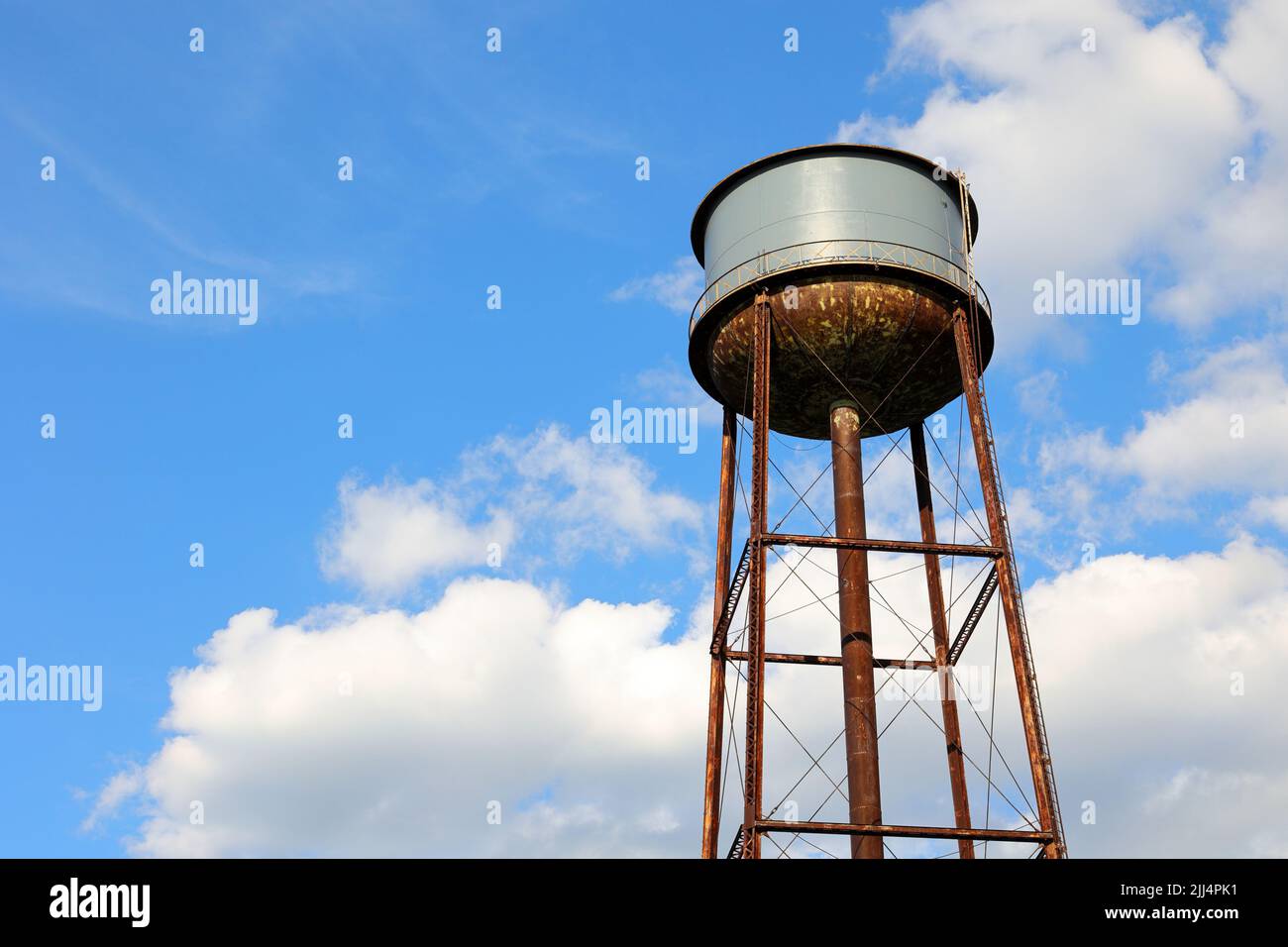 Greenpoint Water Tower, Brooklyn, New York. Ein historischer Wasserturm, der einst den Greenpoint Terminal Market auf der West St. bediente Stockfoto