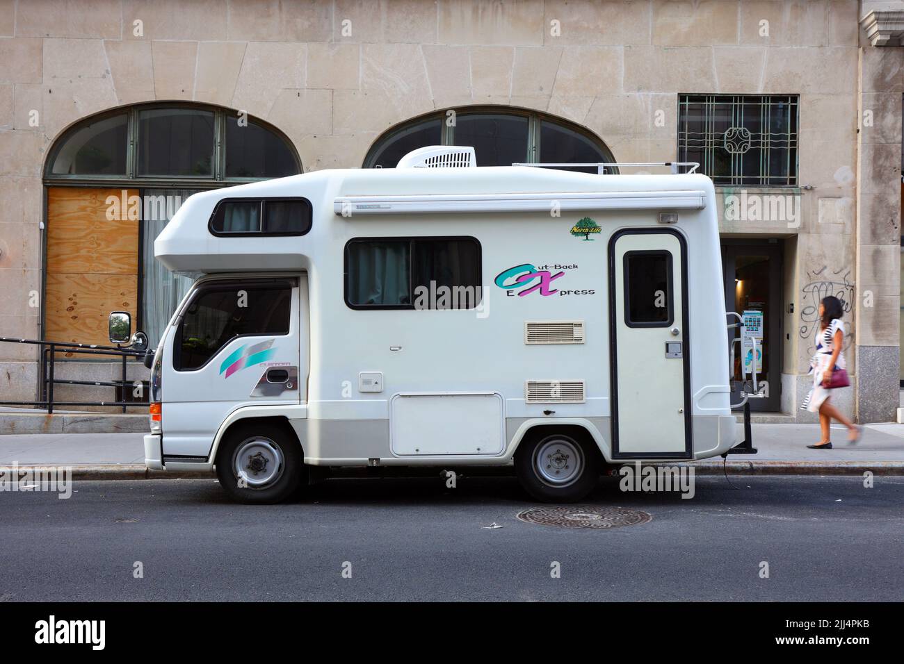 Ein Isuzu Elf Outback Express japanisches Wohnmobil mit Camper und Wohnmobil, das auf einer Straße geparkt ist. Stockfoto
