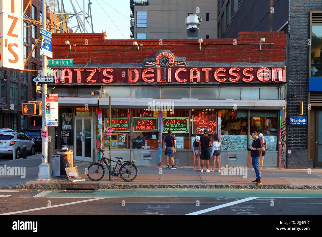Katz's Delicatessen, 205 East Houston Street, New York, NYC Schaufensterfoto eines koscheren Delikatessenrestaurants in Manhattans Lower East Side Stockfoto