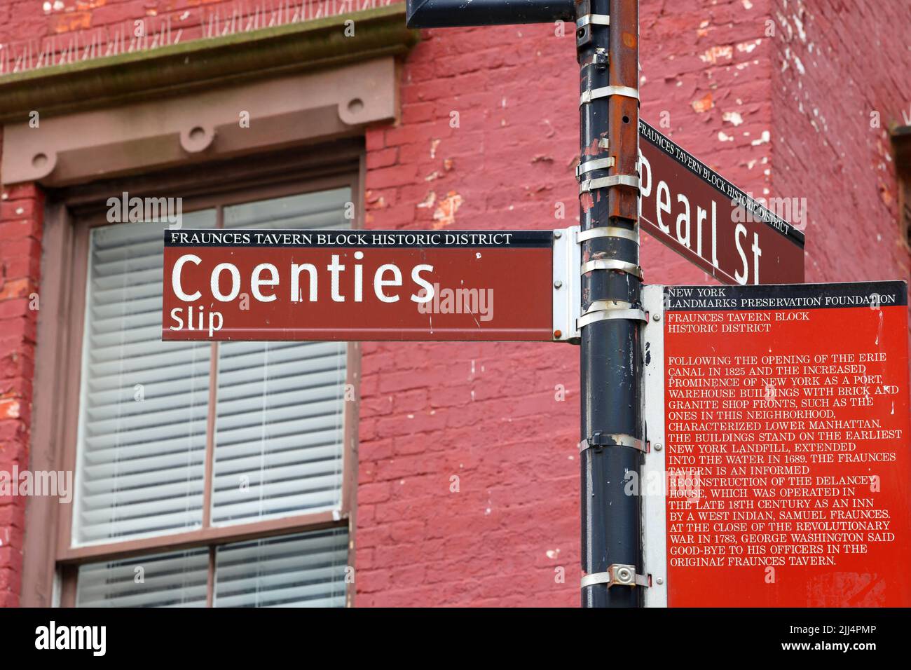 Coenties Slip Straßenschild an der Ecke der Pearl Street im Fraunces Tavern Block Historic District in Lower Manhattan, New York City. Stockfoto