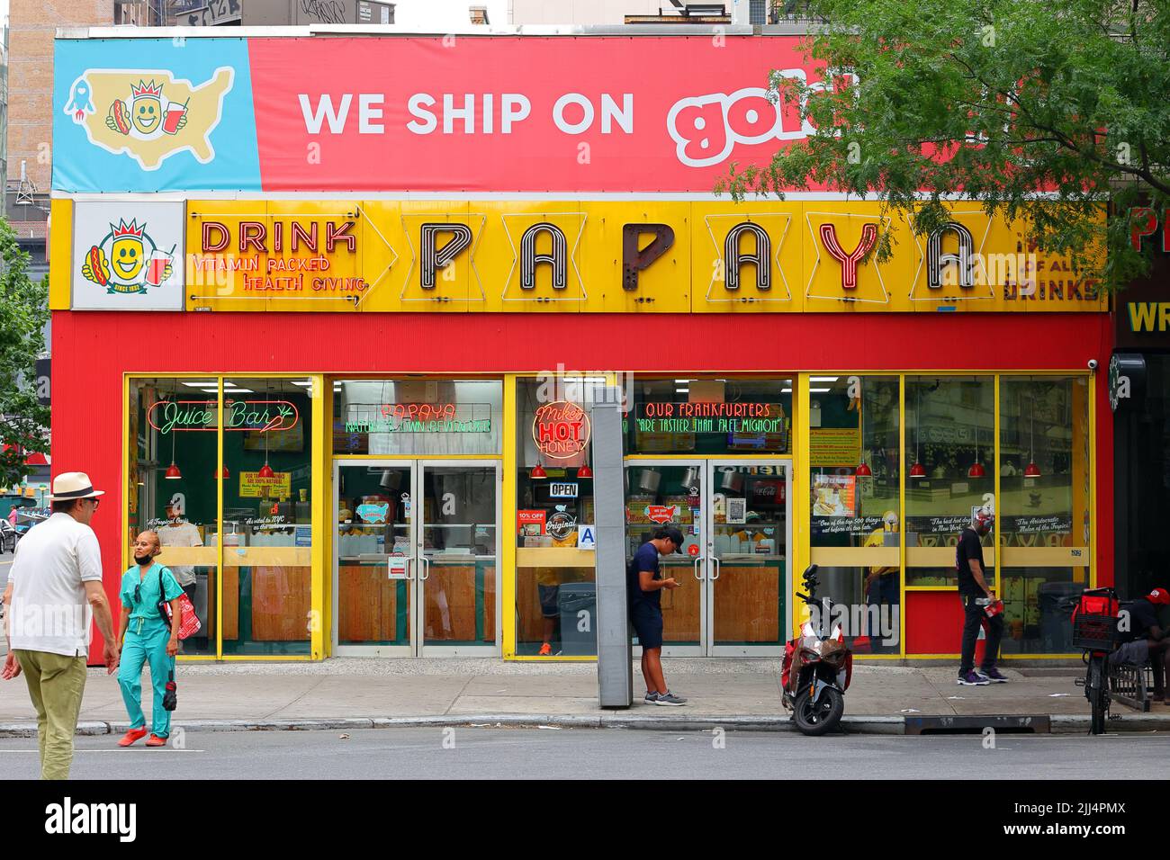 [Historisches Schaufenster] Papaya King, 179 East 86. St, New York, New York. Außenansicht eines Hot Dog Restaurants in Manhattans Upper East Side Stockfoto