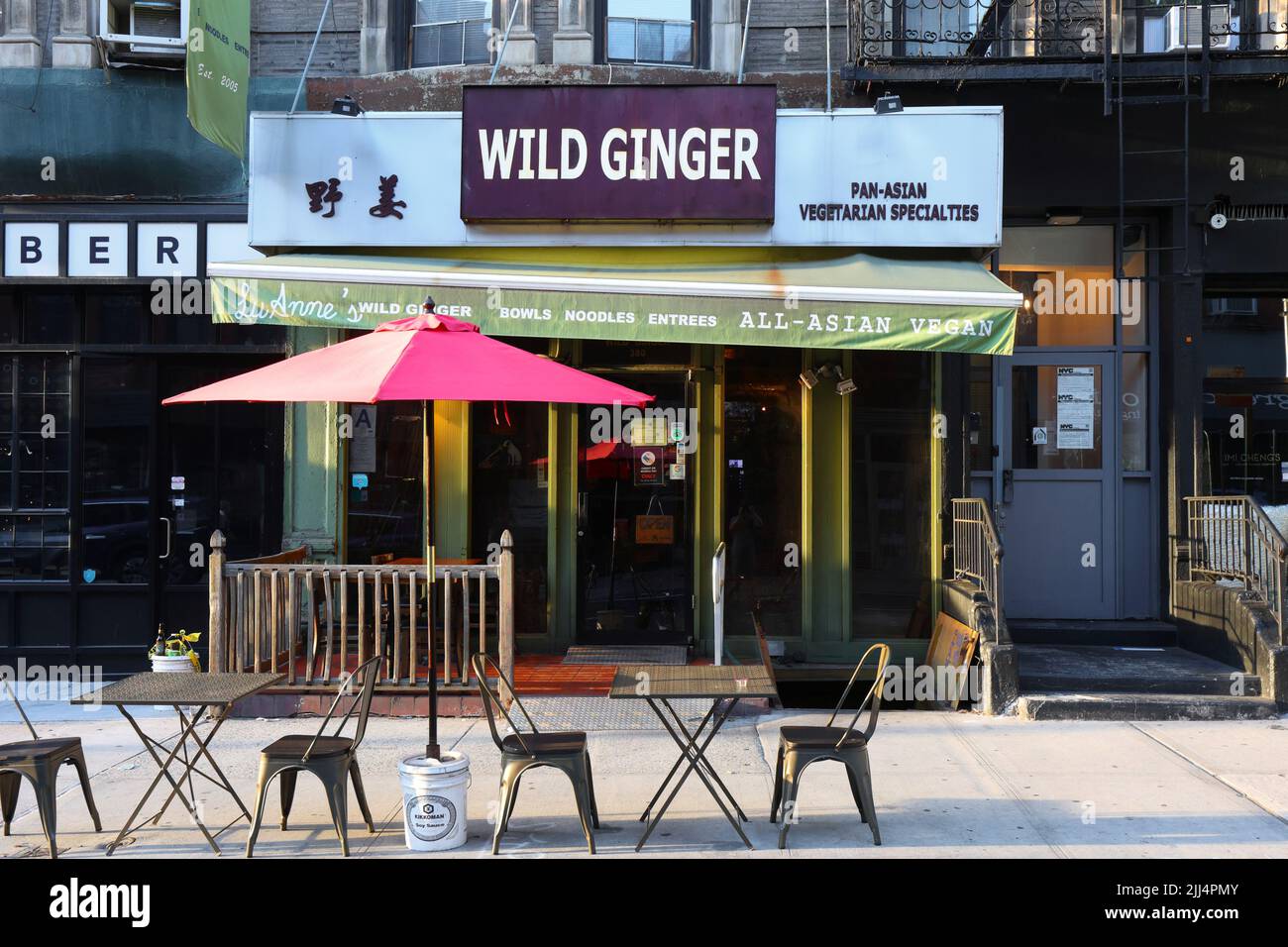 Luanne's Wild Ginger, 380 Broome St, New York, NY. Außenfassade eines veganen asiatischen Fusion-Restaurants in Manhattan, Chinatown/Little Italy. Stockfoto
