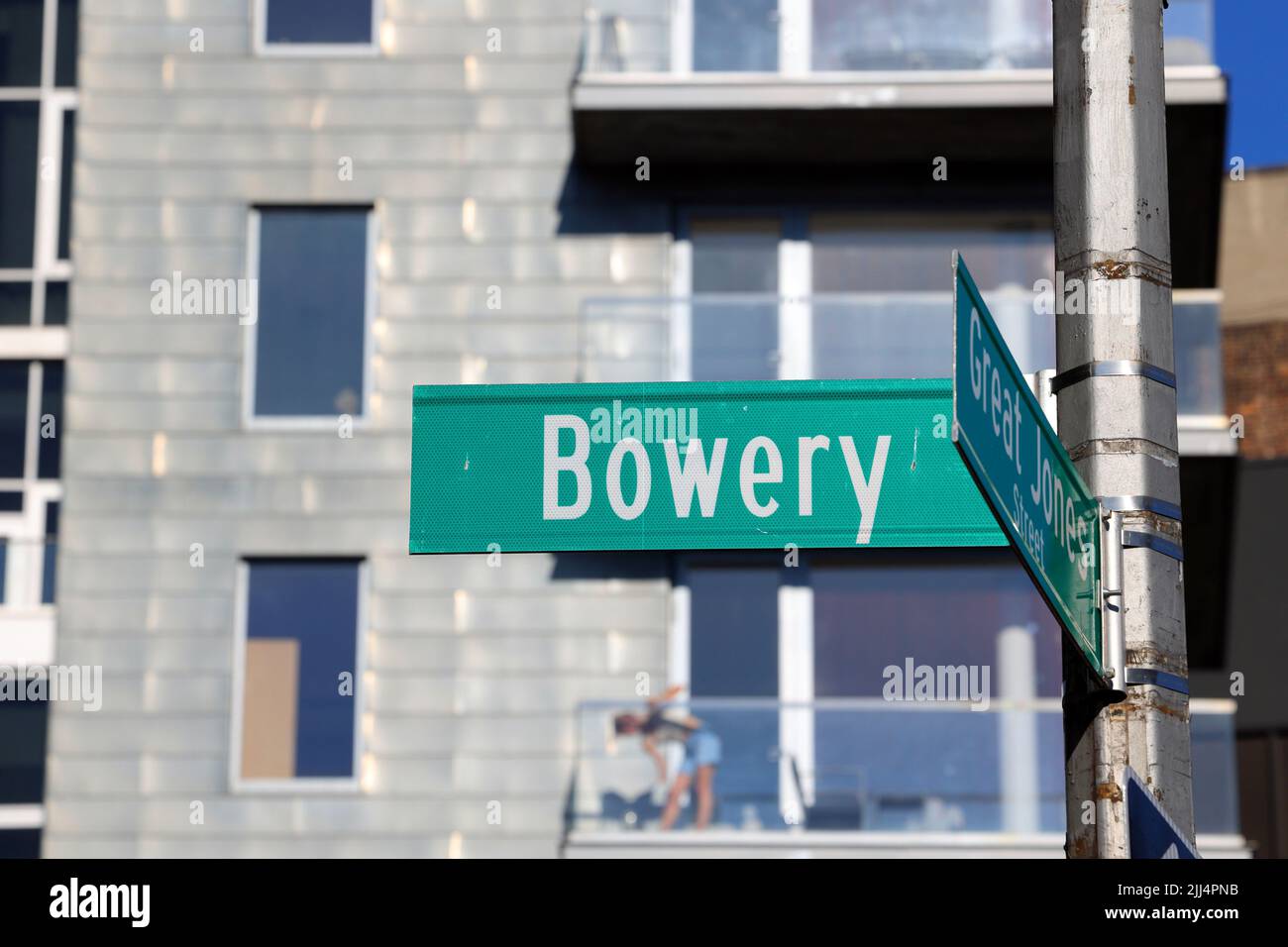 Bowery Straßenschild in Manhattan East Village, Lower East Side, New York. Bowery Straßenschild in der Nähe der Great Jones St und vielen neuen Wohnungen und Wohnungen. Stockfoto