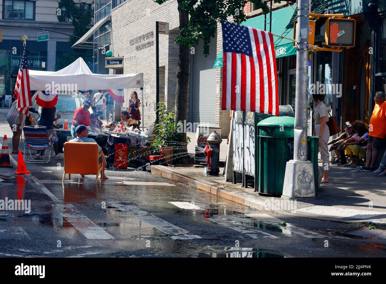 People Celebrating July Fourth with a Block Party on Spring St in the Nolita Quartiers in Manhattan, New York City, 4. Juli 2022. Stockfoto