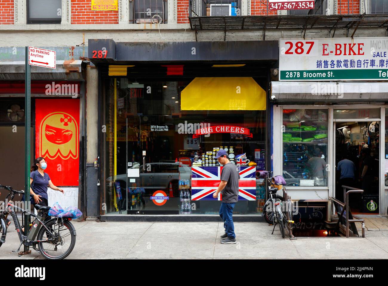 Big Cheers, 287A Broome St, New York, NYC Schaufensterfoto eines importierten Lebensmittel- und Getränkestadens in Manhattans Lower East Side. Stockfoto