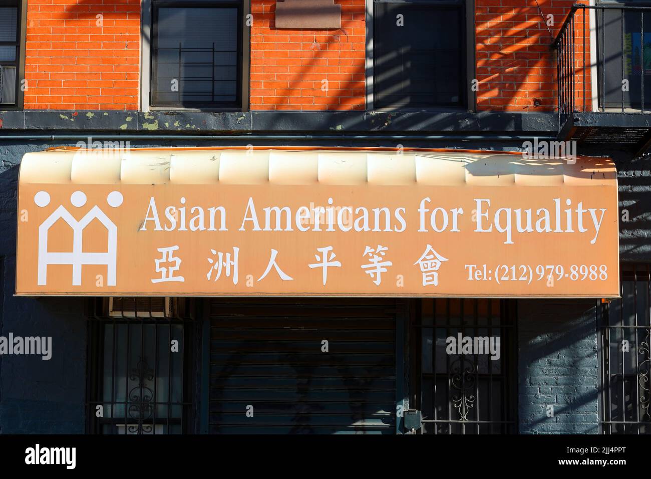 Asian Americans for Equality 亞洲人平等會. Beschilderung für eine asiatisch-amerikanische Organisation für Bürgerrechte, soziale Gerechtigkeit und Gemeindeentwicklung. Stockfoto