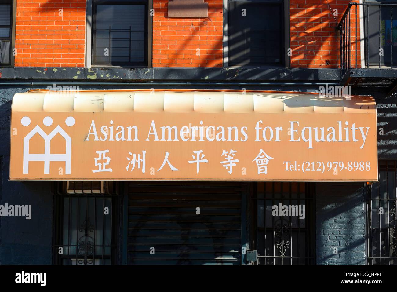 Asiatische Amerikaner für Gleichstellung 亞洲人平等會. Beschilderung für eine asiatisch-amerikanische Organisation für Bürgerrechte, soziale Gerechtigkeit und Gemeindeentwicklung. 華埠, 紐約, 唐人街 Stockfoto