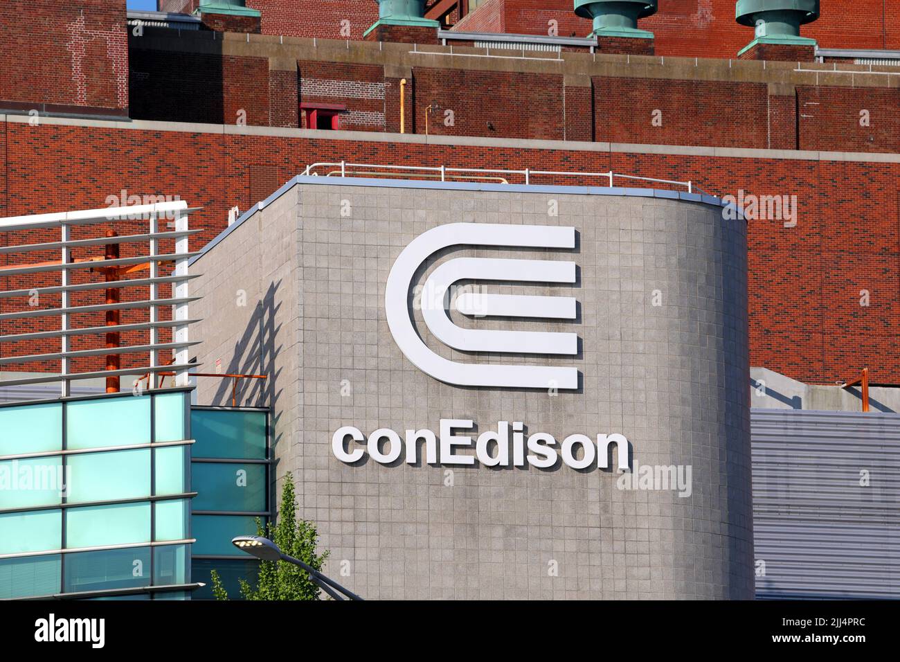 Das Con Edison Logo auf der East River Generation Station in Manhattan, New York. Consolidated Edison, Con Ed Logo Stockfoto