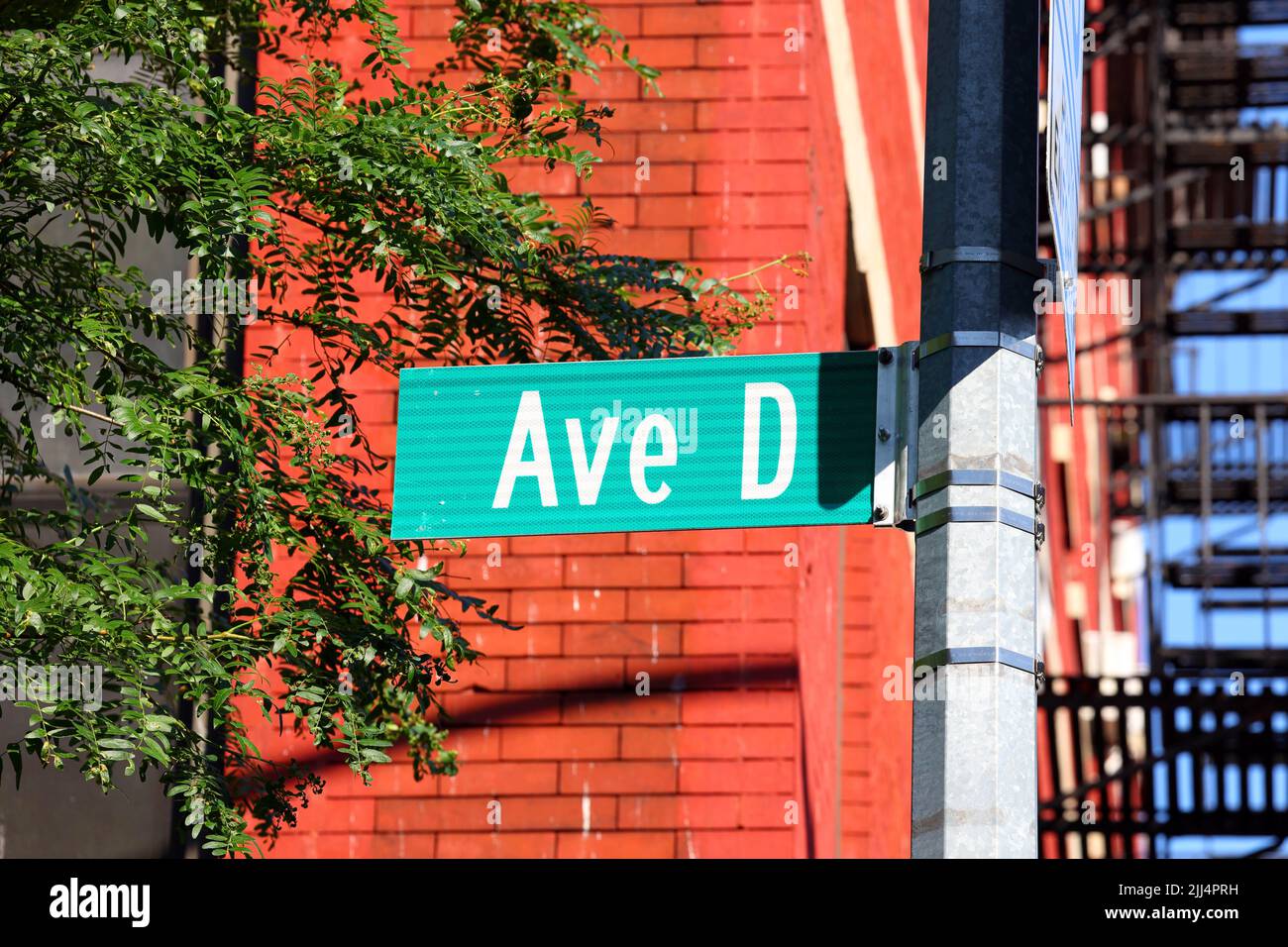 Ave D Straßenschild in Manhattan East Village, Lower East Side, New York. Straßenschild Avenue D. Stockfoto