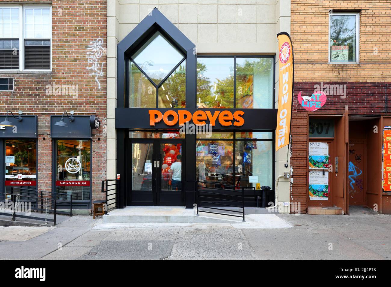 Popeyes Louisiana Kitchen, 305 6. Ave, New York, NY. Außenfassade eines Fast-Food-Restaurants mit gebratenem Huhn im Greenwich Village in Manhattan. Stockfoto