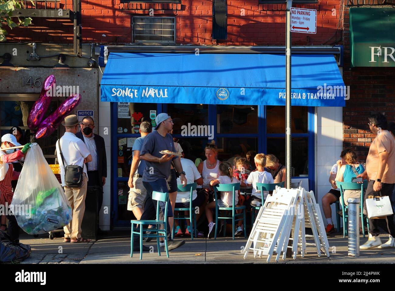 Song' E Napule, 146 W Houston St, New York, NY. Außenfassade eines italienischen Restaurants und einer Pizzeria in Manhattans Stadtteil Greenwich Village Stockfoto
