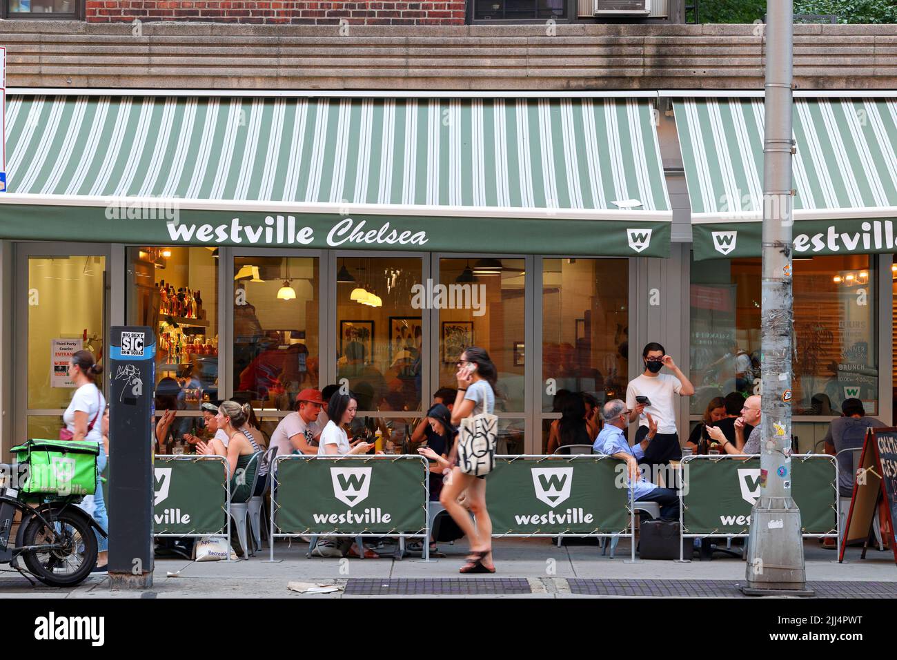 Westville, 88 7. Ave, New York, NYC Schaufenster Foto eines Brunch-Restaurants im Chelsea-Viertel in Manhattan. Stockfoto