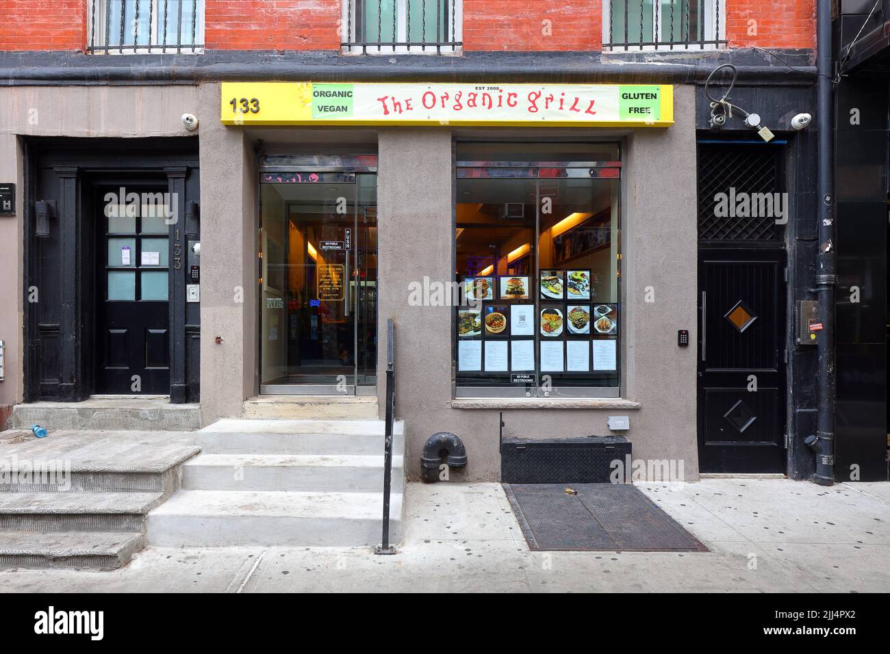 The Organic Grill, 133 W 3. St, New York, NY. Außenfassade eines veganen, biologischen, glutenfreien Restaurants im Greenwich Village in Manhattan Stockfoto