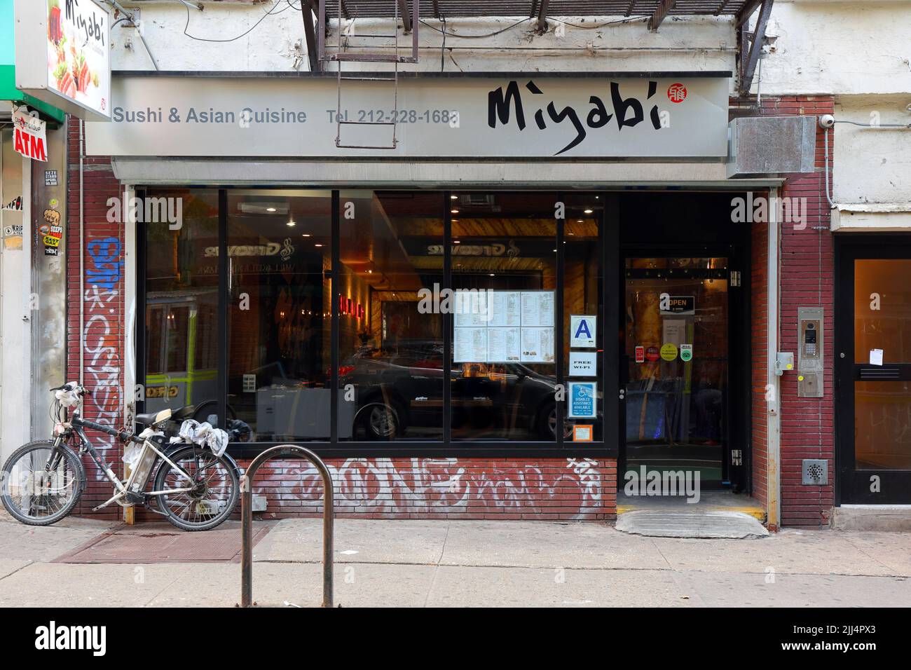Miyabi, 118 W 3. St, New York, NY. Außenfassade eines japanischen Restaurants in Manhattans Stadtteil Greenwich Village. Stockfoto