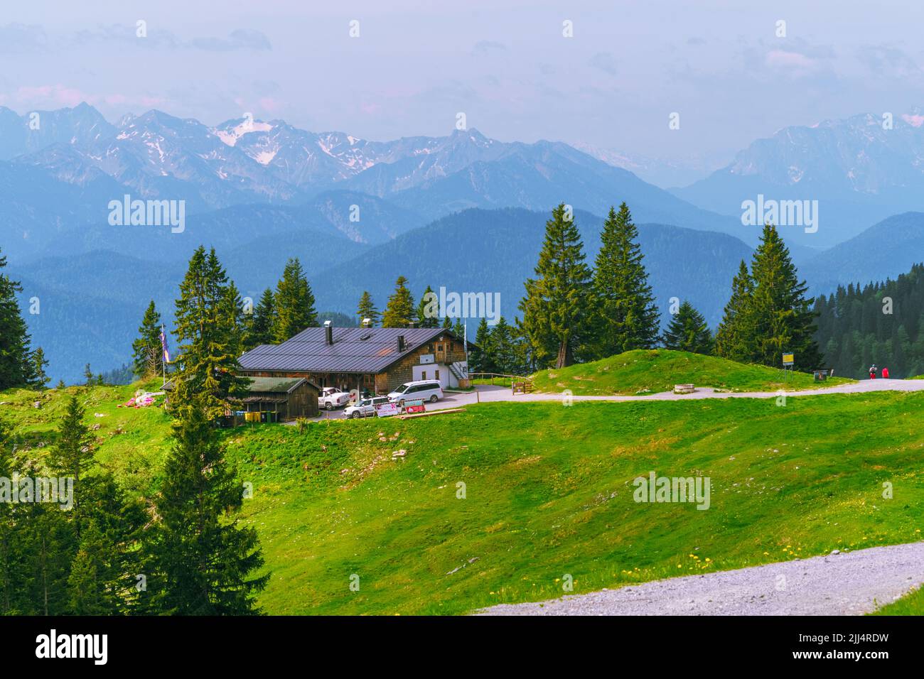 Malerisch gelegene Almhütte am Brauneck. Wander- und Skigebiet. Weite Sicht in die bayerischen Berge Stockfoto