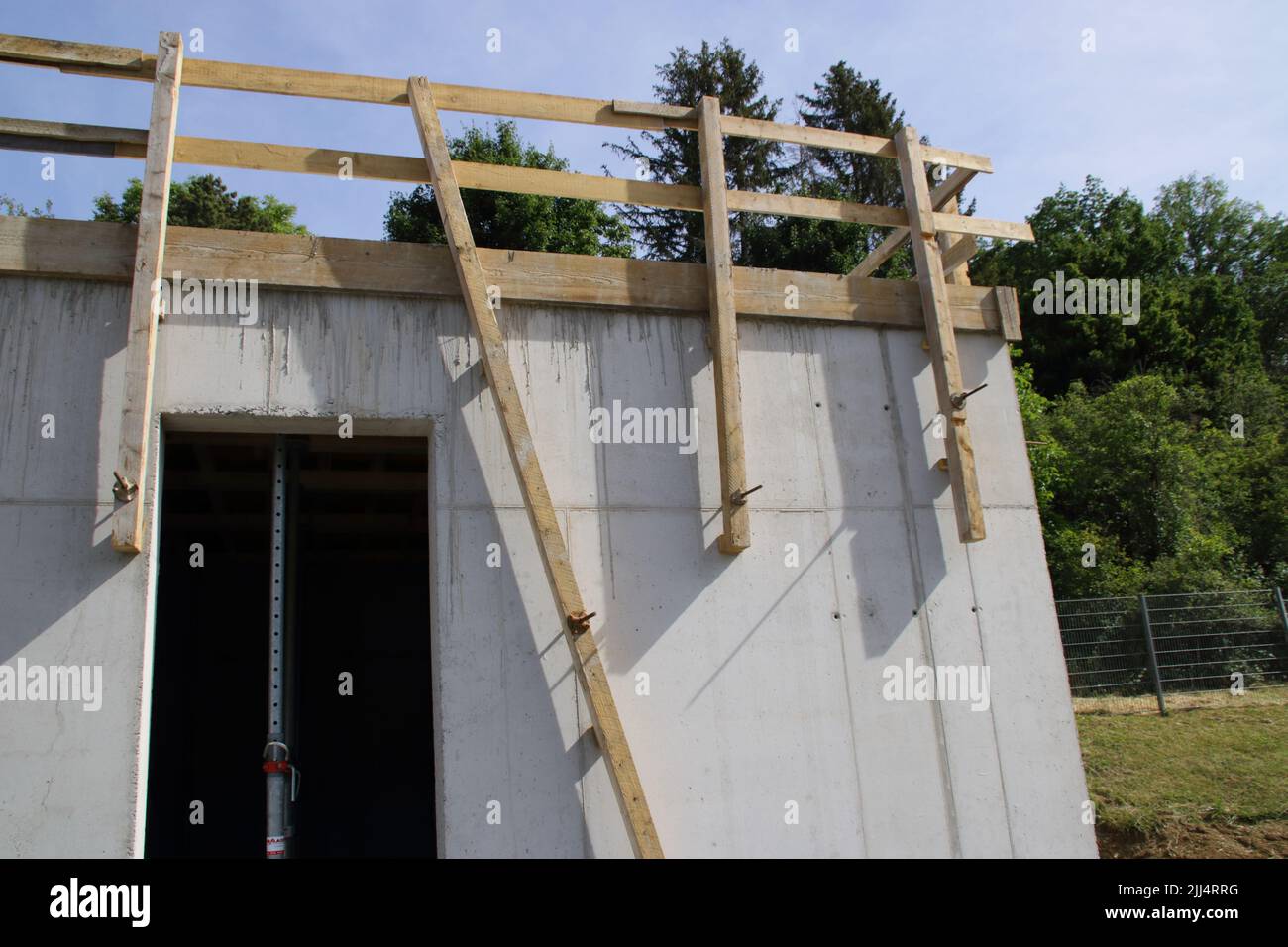 Geländer auf einer Baustelle, um die Arbeiter vor dem Sturz zu schützen Stockfoto