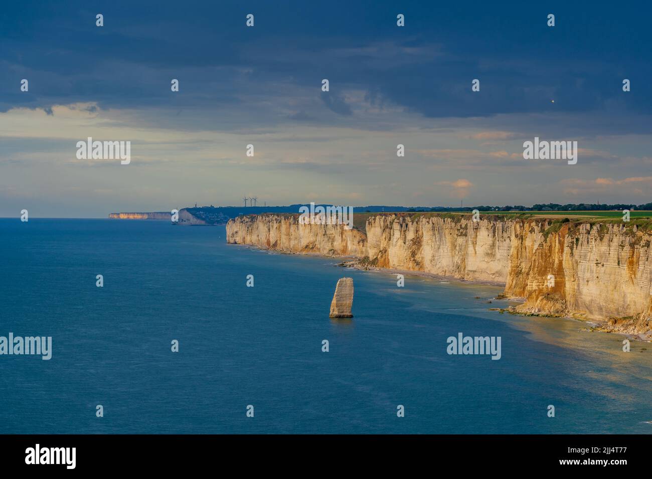 Wunderschöne Klippen der Normandie, die von der Sonne beleuchtet werden Stockfoto