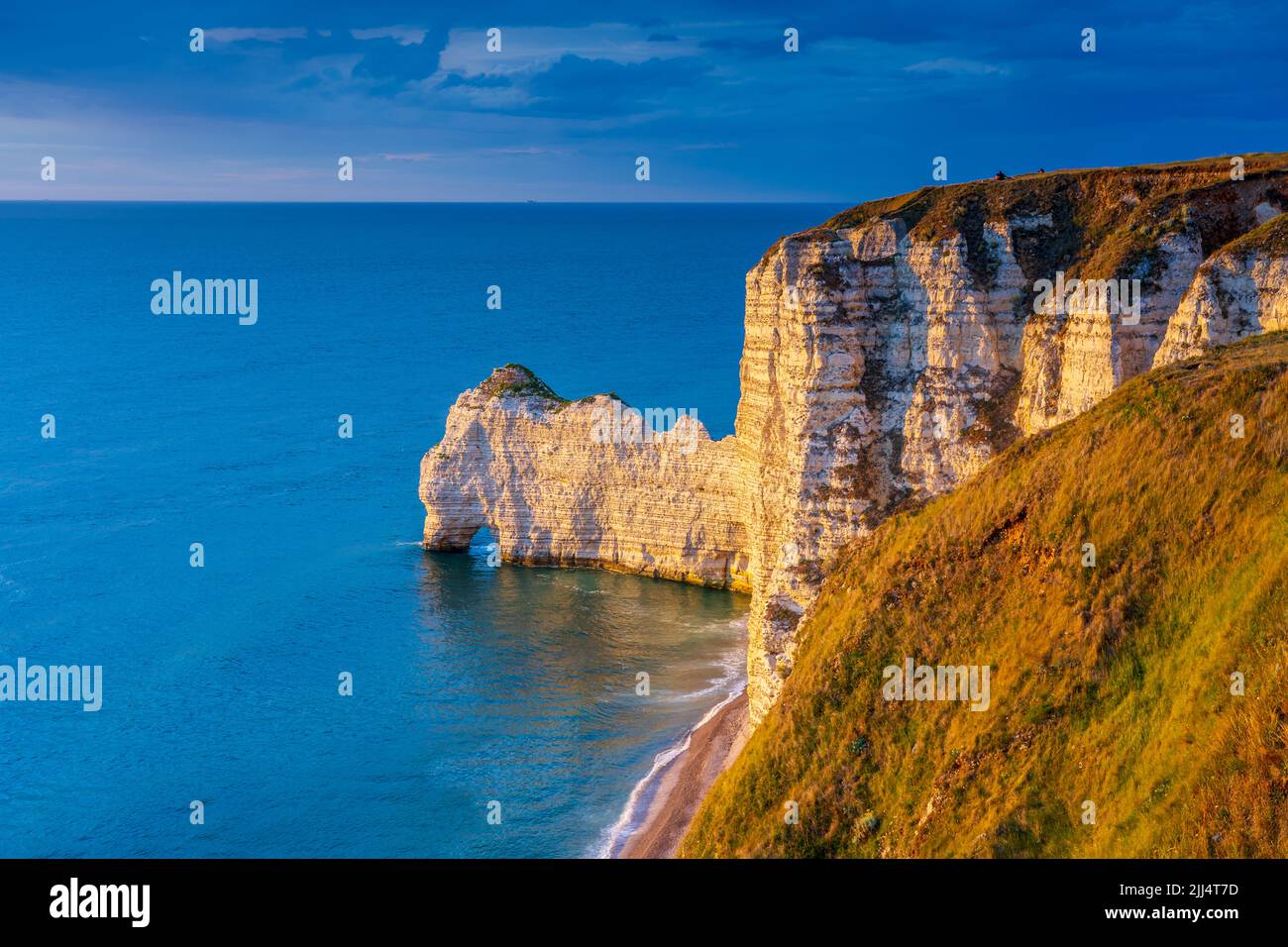 Wunderschöne Klippen der Normandie, die von der Sonne beleuchtet werden Stockfoto