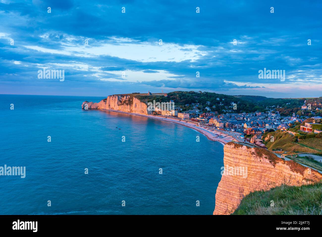 Wunderschöne Klippen der Normandie, die von der Sonne beleuchtet werden Stockfoto
