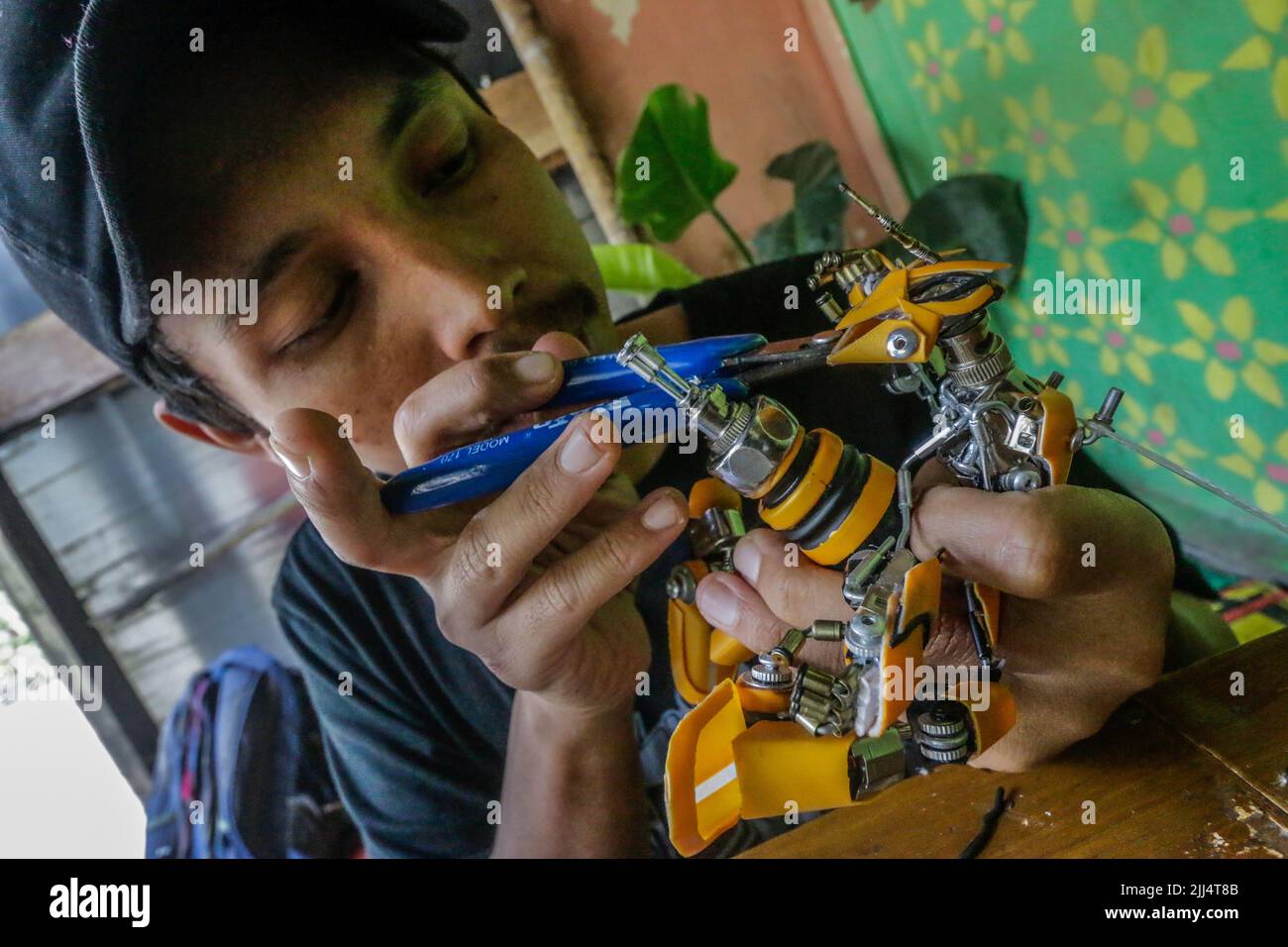 Yusuf verwendet gebrauchte Waren in Miniaturroboter mit Tierfiguren, die vom Transformers-Film inspiriert wurden Stockfoto