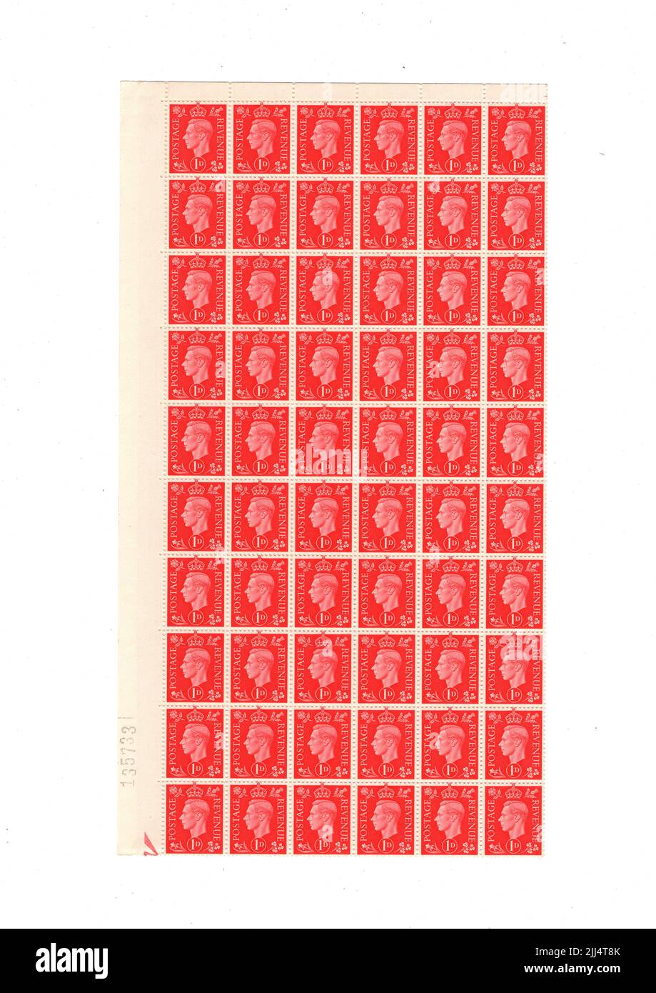Ein Block von roten George VI Mint Vintage GB-Marken auf weißem Hintergrund. Stockfoto