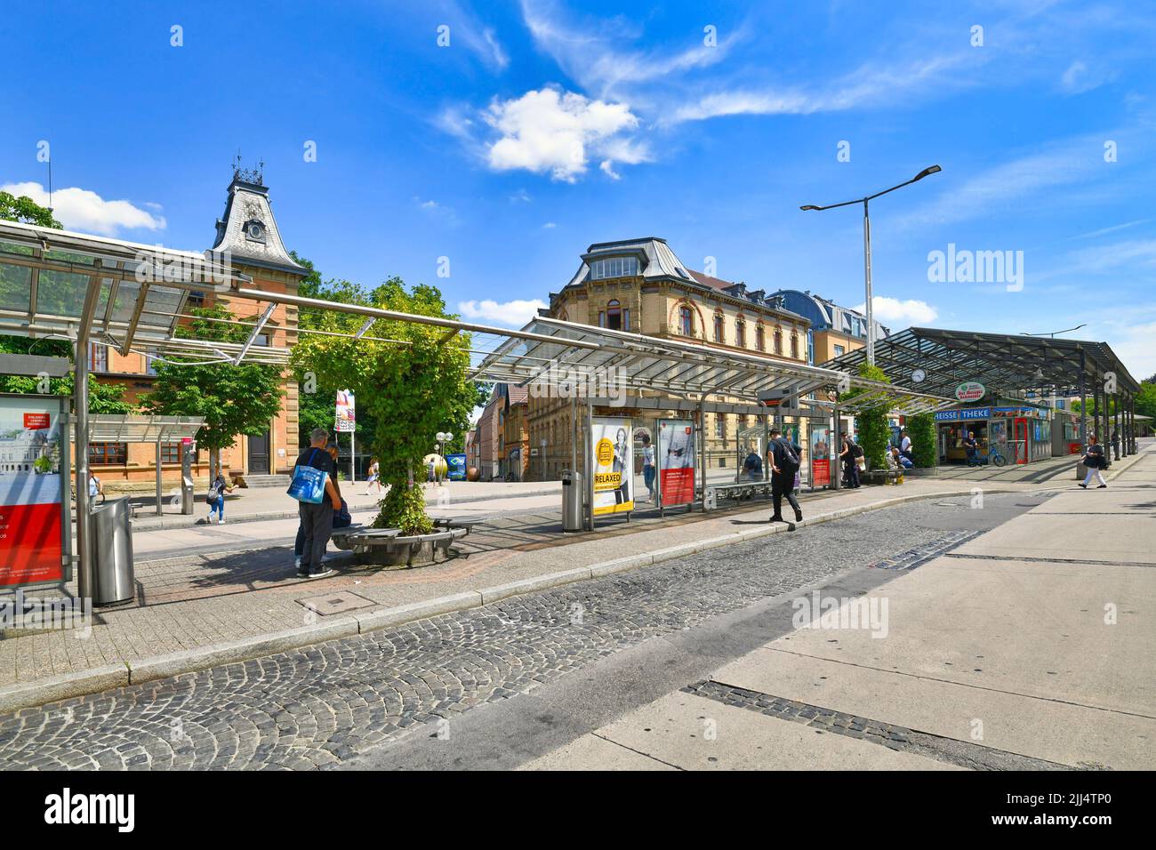 Ludwigsburg, Deutschland - Juli 2022: Busbahnhof 'ZOB' vor dem Hauptbahnhof Stockfoto