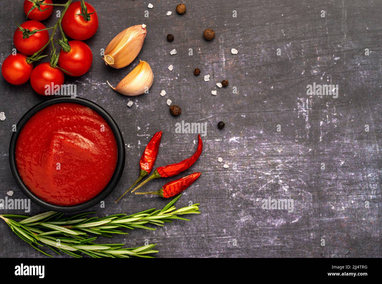 Food Fotografie von Passata, Tomatensauce, Ketchup, Kräutern Stockfoto