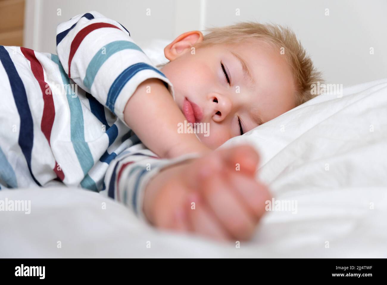 Schlafendes kind im bett Fotos und Bildmaterial in hoher Auflösung Alamy