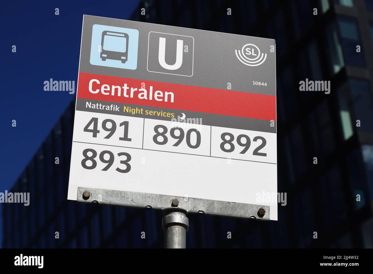 Stockholm, Schweden - 12. Juli 2022: Bushaltestelle für öffentliche Verkehrsmittel am Hauptbahnhof für Nachtdienst. Stockfoto