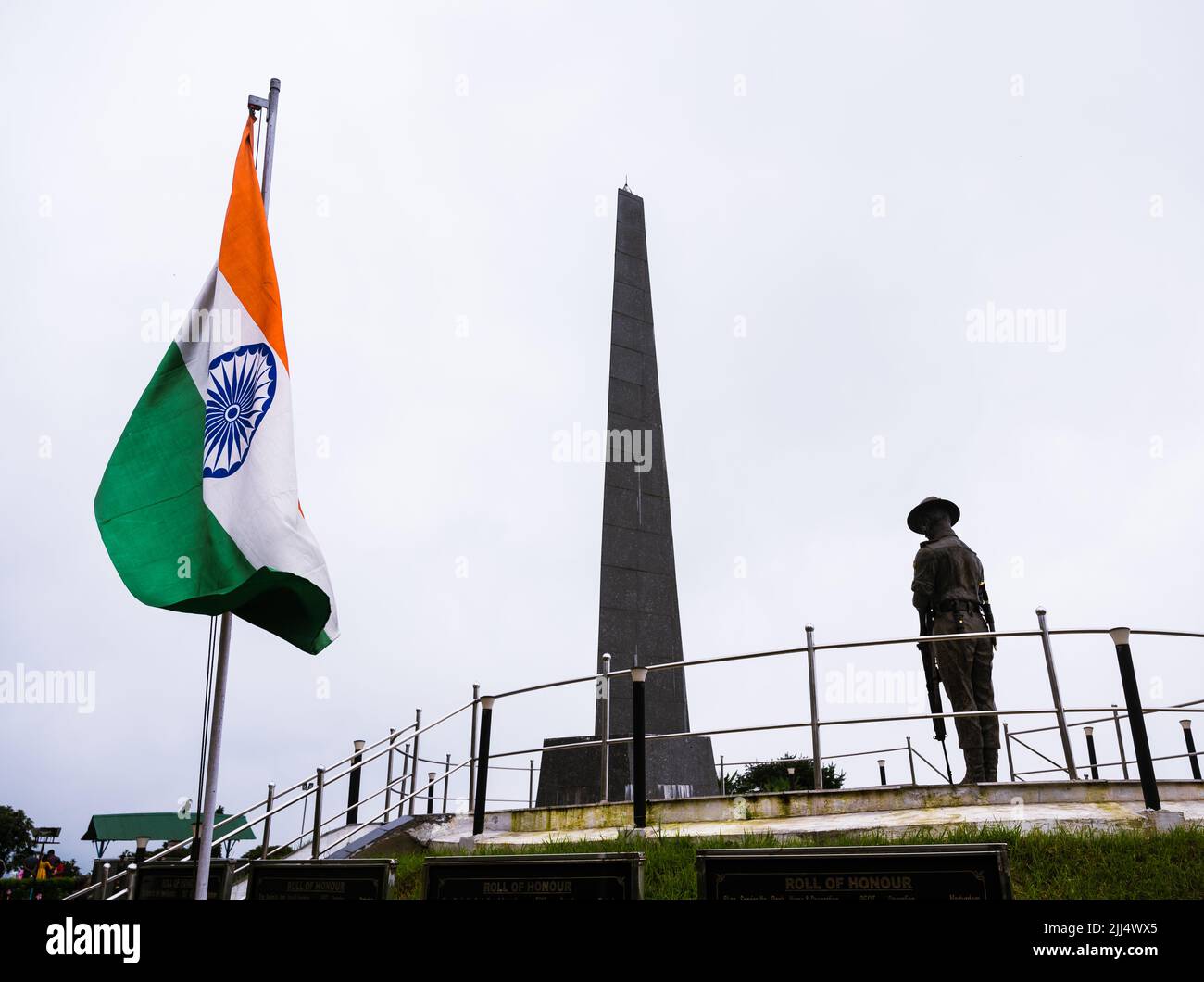 Darjeeling, Westbengalen, Indien. 22.. Juli 2022. Jedes Jahr feiert Indien am 22. Juli den Tag der Nationalflagge, so wie es an diesem Tag war, an dem die Trikolore 1947 in ihrer jetzigen Form als indische Nationalflagge angenommen wurde. Dieses Foto der Nationalflagge Indiens wurde am Batasia Loop war Memorial in Darjeeling aufgenommen. Das war Memorial wurde 1995 eröffnet, um an die Gorkha-Soldaten der Darjeeling Hills zu erinnern, die ihr Leben in verschiedenen Kriegen nach Indiens Unabhängigkeit geopfert haben. Kredit: ZUMA Press, Inc./Alamy Live Nachrichten Stockfoto