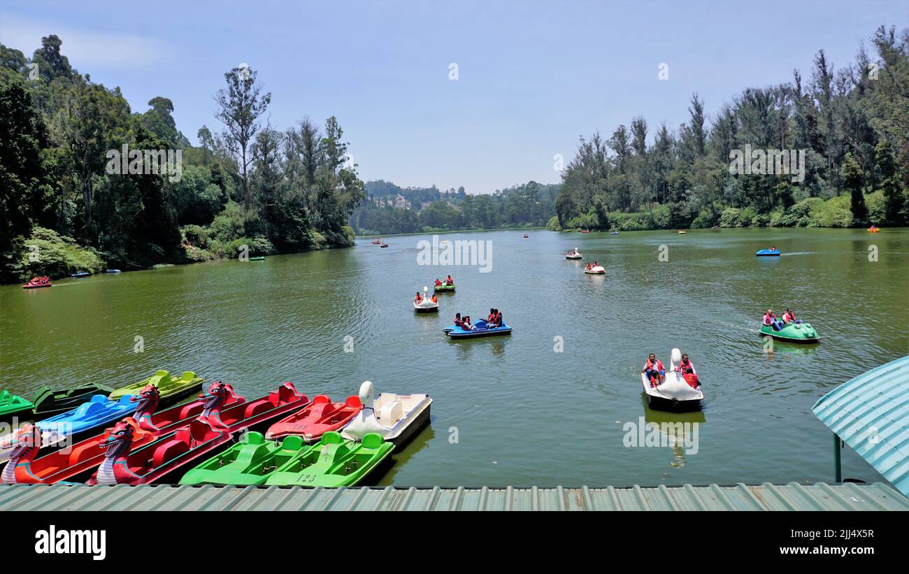 Ooty, Tamilnadu, Indien-April 30 2022: Bootfahren in Ooty Lake. Künstlicher See im Nilgiris-Bezirk von Tamil Nadu, Indien. Große landschaftlich reizvolle Touristenattraktionen Stockfoto