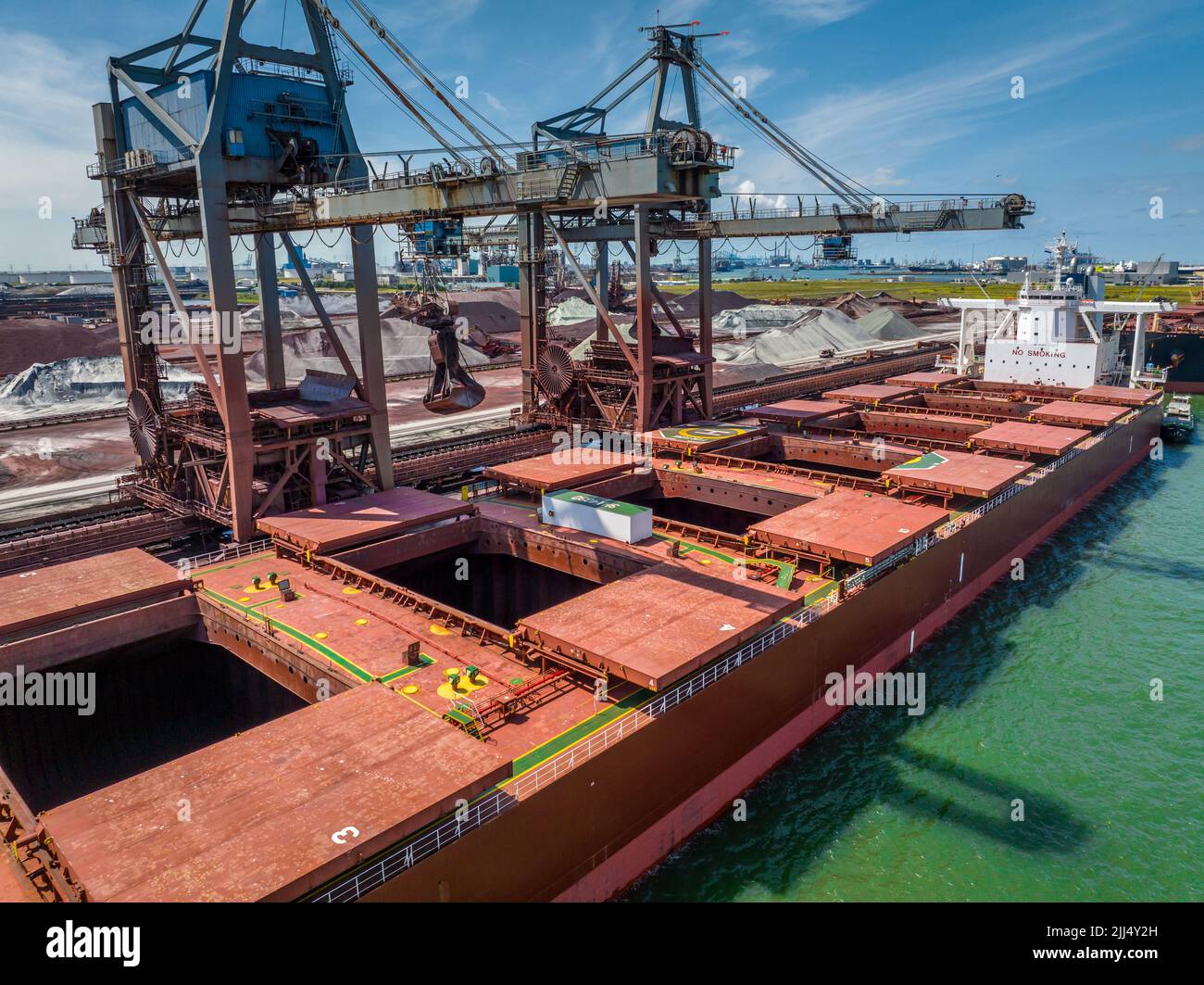 Bulk Carrier Schiff Entladen von Fracht per Kran im Hafen Stockfoto
