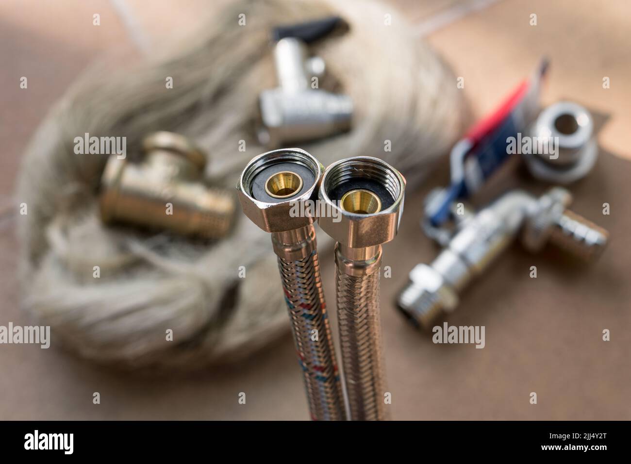 Neue Rohrleitungen für Wasserleitungen. Konzept der Sanitär-Ausrüstung Stockfoto