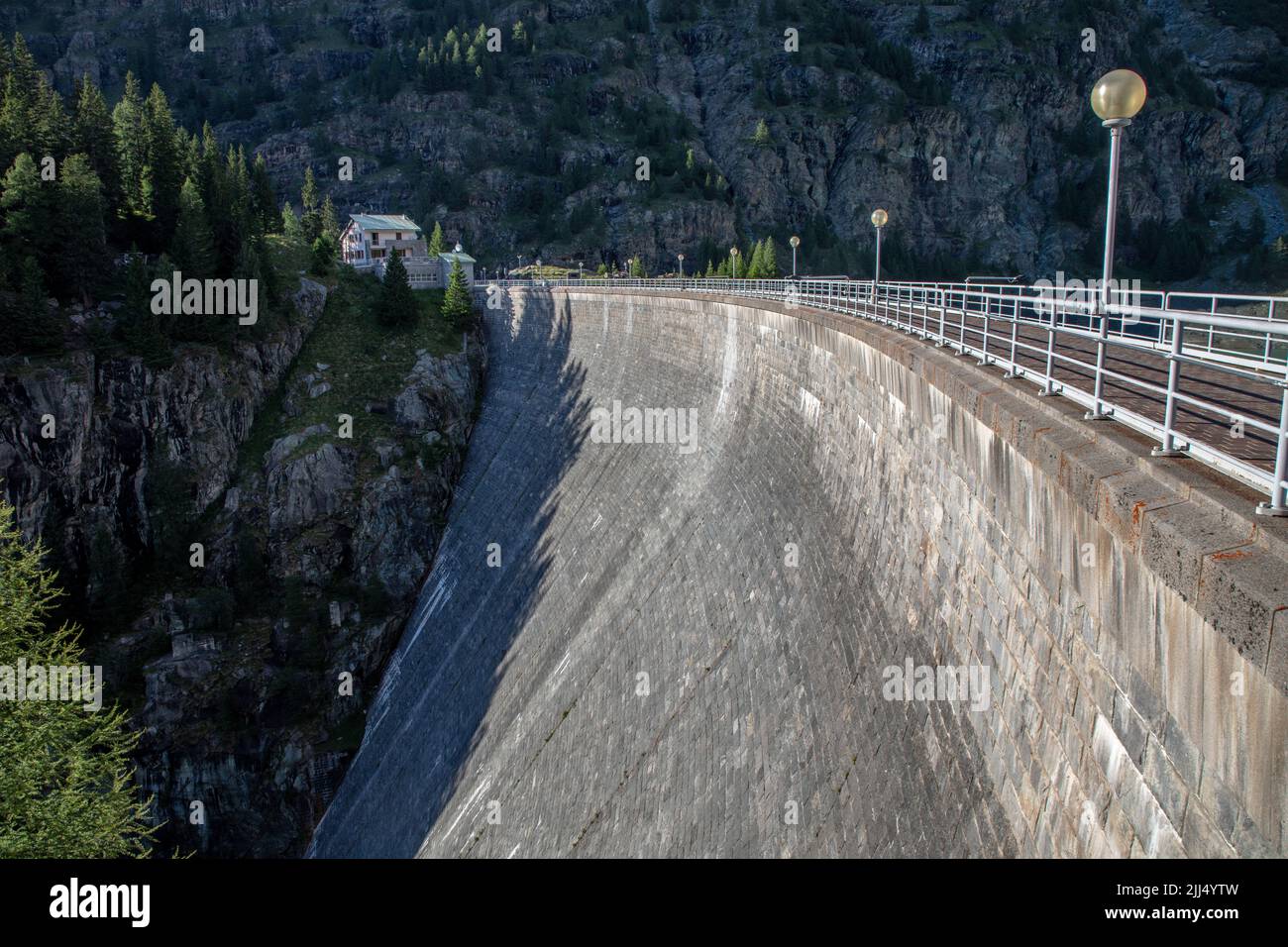 Der erstaunlich schöne Damm und der See von Campo Moro, Lanzada, SO, Valtellina, Italien, Europa Stockfoto