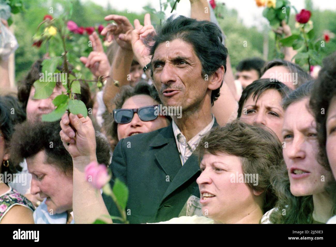Bukarest, Rumänien, Mai 1990. Menschenmenge, die an einer politischen Kundgebung teilnahm, die von der National Salvation Front (F.S.N.) vor den ersten demokratischen Wahlen nach dem Fall des Kommunismus organisiert wurde. Stockfoto