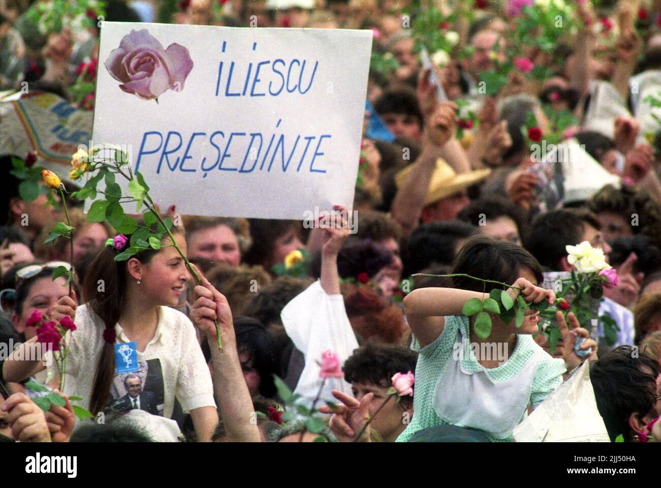 Bukarest, Rumänien, Mai 1990. Menschenmenge, die an einer politischen Kundgebung teilnahm, die von der National Salvation Front (F.S.N.) vor den ersten demokratischen Wahlen nach dem Fall des Kommunismus organisiert wurde. Stockfoto