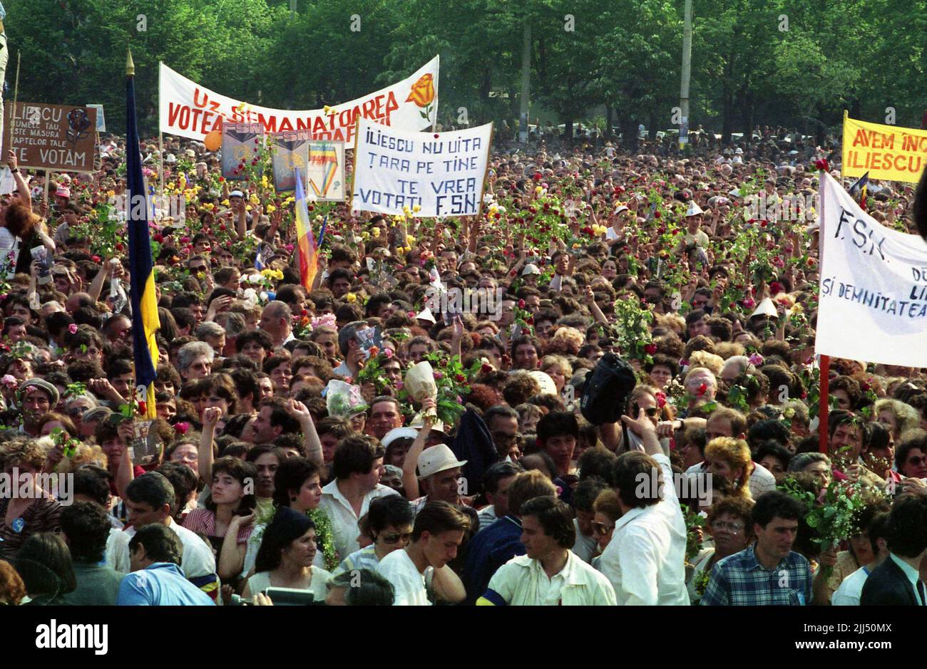 Bukarest, Rumänien, Mai 1990. Menschenmenge, die an einer politischen Kundgebung teilnahm, die von der National Salvation Front (F.S.N.) vor den ersten demokratischen Wahlen nach dem Fall des Kommunismus organisiert wurde. Stockfoto